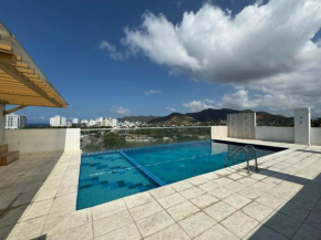 Apartamento moderno con vistas y piscina en la terraza, cerca de playas